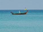 Hotel-Strand  der Kata Noi Beach Strand und die Andaman See [Indischer Ozean] mit einem Langboot (TH).